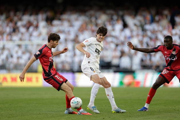 ESP: LaLiga EA Sports Valencia CF v Rayo Vallecano Gerard Gumbau of Rayo Vallecano battles for possession with Javi Guerra of Valencia during LaLiga EA Sports, between Valencia CF v Rayo Vallecano played at Mestalla Stadium in Valencia on May 14th, 2026 in Spain; Valencia Spain Futbol Copyright: xOmarxArnaux xAgenciaxLOFx