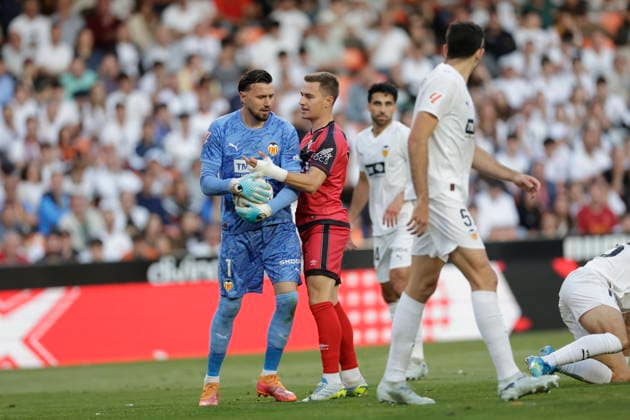 ESP: LaLiga EA Sports Valencia CF v Rayo Vallecano Stole Dimitrievski of Valencia makes a save from a possible goal by Jorge de Frutos of Rayo Vallecano during LaLiga EA Sports, between Valencia CF v Rayo Vallecano played at Mestalla Stadium in Valencia on May 14th, 2026 in Spain; Valencia Spain Futbol Copyright: xOmarxArnaux xAgenciaxLOFx