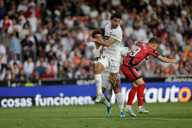 ESP: LaLiga EA Sports Valencia CF v Rayo Vallecano Eray Comert of Valencia battles for possession with Jorge de Frutos of Rayo Vallecano during LaLiga EA Sports, between Valencia CF v Rayo Vallecano played at Mestalla Stadium in Valencia on May 14th, 2026 in Spain; Valencia Spain Futbol Copyright: xOmarxArnaux xAgenciaxLOFx