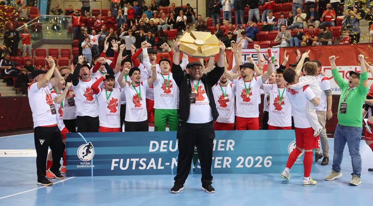 Stuttgart , Futsal Bundesliga Finale Deutsche Meisterschaft Spiel 2 , TSV Weilimdorf vs. HOT 05 Futsal , Jubel Weilimdorf , Betreuer Dieter Bögel