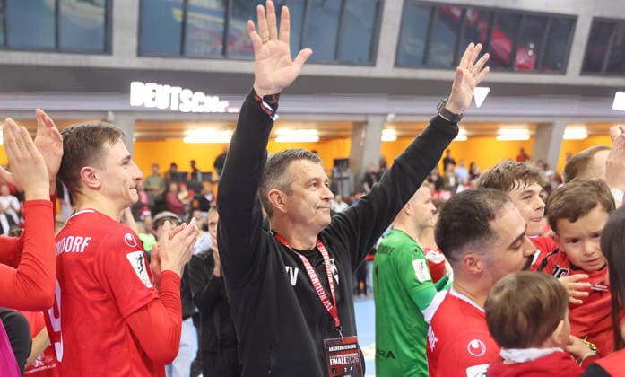 Stuttgart , Futsal Bundesliga Finale Deutsche Meisterschaft Spiel 2 , TSV Weilimdorf vs. HOT 05 Futsal , Trainer Vojkan Vukmirovic . Jubel Weilimdorf
