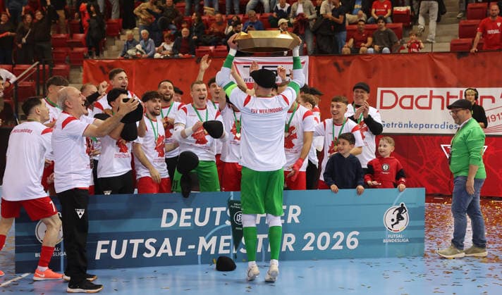 Stuttgart , Futsal Bundesliga Finale Deutsche Meisterschaft Spiel 2 , TSV Weilimdorf vs. HOT 05 Futsal , Jubel Weilimdorf , mit Schale Philipp Pless
