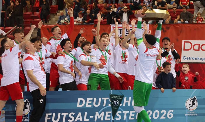 Stuttgart , Futsal Bundesliga Finale Deutsche Meisterschaft Spiel 2 , TSV Weilimdorf vs. HOT 05 Futsal , Jubel Weilimdorf , mit Schale: Philipp Pless