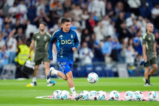 May 14, 2026, Madrid, Madrid, Spain: Thiago Fernandez of Real Oviedo warms up during the Spanish League, LaLiga EA Sports, football match played between Real Madrid and Real Oviedo at Bernabeu stadium on May 14, 2026, in Madrid, Spain. Real Madrid V Real Oviedo - LaLiga EA Sports  - ZUMAa181 20260514_zaa_a181_083 Copyright: xDennisxAgyemanx