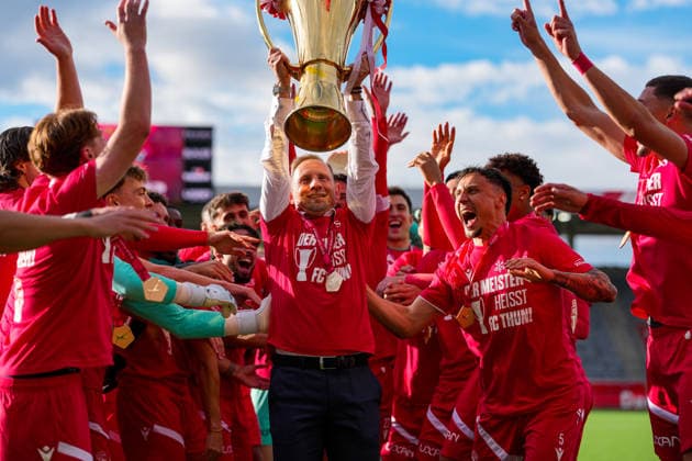 Schweiz: Brack Super League 2025 2026, FC Thun vs BSC Young Boys - Stockhorn Arena, Thun: FC Thun als Schweizer Meister 2026 nach dem letztjährigen Aufstieg in die höchste Schweizer Liga, ist zum ersten mal in der Klubgeschichte Meister. Mauro Lustrinelli (Cheftrainer THU) mit dem Pokal vor den Fans Thun Stockhorn Arena Bern Schweiz Copyright: xKjetilxWaberx