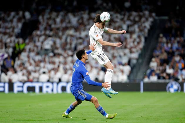 LA LIGA EA Sports - Real Madrid vs Oviedo MADRID, SPAIN - May 14:Alvaro Carreras of Real Madrid and Ilyas Chaira of Oviedo in action during the La Liga 2025 26 match between Real Madrid and Oviedo at Santiago Bernabeu Stadium. (Photo by Guillermo Martinez) Madrid Santiago Bernabeu Stadium Spain Copyright: xGuillermoxMartinezx