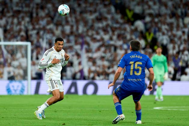SOCCER- La Liga EA Sports match between Real Madrid CF and Real Oviedo at Santiago Bernabeu Stadium on May 14, 2026 in Madrid, Spain. Trent Alexander-Arnold of Real Madrid CF and Thiago Fernandez of Real Oviedo during the La Liga EA Sports match between Real Madrid CF and Real Oviedo at Santiago Bernabeu Stadium on May 14, 2026 in Madrid, Spain. Madrid Madrid Spain EDITORIAL USE ONLY Copyright: xx SENISx-xCEBOLLAx xALFAQUIx dpphotos201815