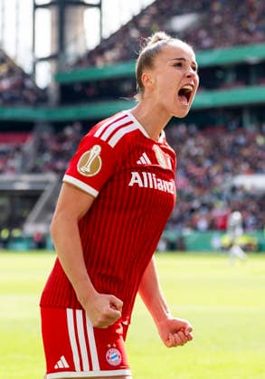 Giulia Gwinn (FC Bayern Muenchen, 7) beim Jubeln. Jubel nach dem Tor zum 0-1, jubelnd, bejubelt, jubelt, jubeln, emotionen, celebrate 46. DFB-Pokal Finale der Frauen: VfL Wolfsburg - FC Bayern München DFL regulations prohibit any use of photographs as image sequences and or quasi-video. Copyright: HMBxMedia xMarcoxBader