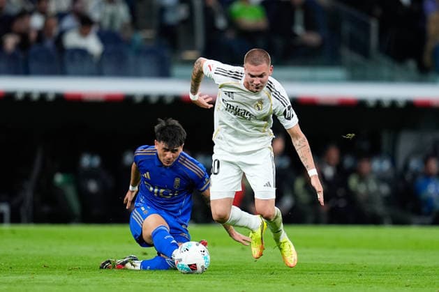 May 14, 2026, Madrid, Madrid, Spain: Franco Mastantuono of Real Madrid CF and Santiago Colombatto of Real Oviedo compete for the ball during the Spanish League, LaLiga EA Sports, football match played between Real Madrid and Real Oviedo at Bernabeu stadium on May 14, 2026, in Madrid, Spain. Madrid Spain - ZUMAa181 20260514_zaa_a181_185 Copyright: xDennisxAgyemanx