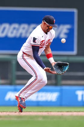 May 14, 2026, Minneapolis, Minnesota, USA: Minnesota Twins third baseman ROYCE LEWIS (23) fumbles the ball before making the play to first base in the seventh inning during a MLB, Baseball Herren, USA Baseball game between the Miami Marlins and the Minnesota Twins at Target Field in Minneapolis, Minnesota on May 14th, 2026. ZUMA Press Wire. Minneapolis USA - ZUMAg254 20260514_zsp_g254_085 Copyright: xStevenxGarciax