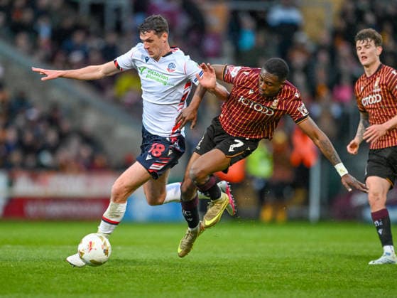 Bradford City v Bolton Wanderers Sky Bet League 1 Eoin Toal of Bolton Wanderers and Josh Neufville of Bradford City the Sky Bet League 1 Play-Off Semi-Final Second Leg match at the University of Bradford Stadium, Bradford 14 05 2026 UK Newspapers OUT Copyright: xKarlxVallantinex FIL-23430-0033