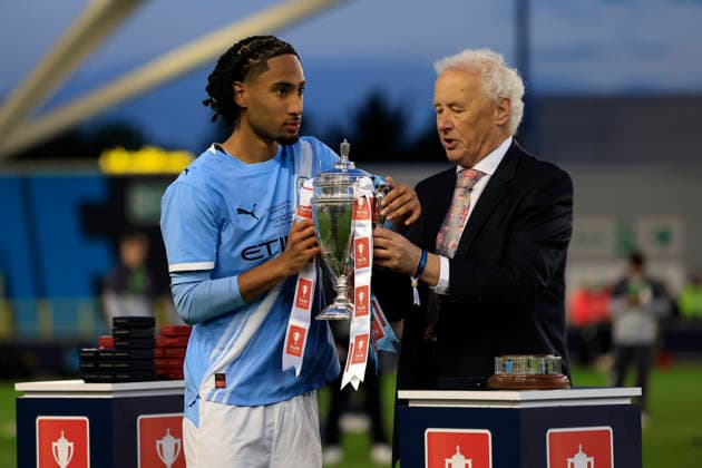 U18 Manchester City v U18 Manchester United, ManU FA Youth Cup Kaden Braithwaite (4) of Manchester City is presented with the trophy by Rick Parry the Chairman of The Football League at the end of the FA Youth Cup Final match between U18 Manchester City and U18 Manchester United at the Joie Stadium, Manchester, UK on 14 May 2026. Manchester Joie Stadium Gt Manchester UK Editorial use only DataCo restrictions apply See www.football-dataco.com , Copyright: xConorxMolloyx PSI-24255-0055