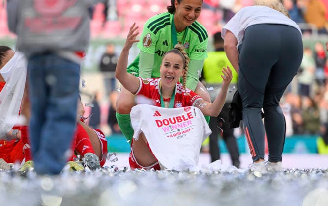 Schlussjubel Bayern Muenchen, Giulia GWINN (M) mit Gewinner T-Shirt Double Winner, wirft Konfetti. DFB-Pokal der Frauen Finale 2026, VfL Wolfsburg (WOB) - FC Bayern Muenchen (M) 0:4, am 14.05.2026 in Koeln Deutschland. DFB regulations prohibit any use of photographs as image sequences and or quasi-video Â