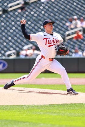 May 14, 2026, Minneapolis, Minnesota, USA: Minnesota Twins starting pitcher ZEBBY MATTHEWS (52) pitches against the Miami Marlins in the first inning during a MLB, Baseball Herren, USA Baseball game between the Miami Marlins and the Minnesota Twins at Target Field in Minneapolis, Minnesota on May 14th, 2026. ZUMA Press Wire. Minneapolis USA - ZUMAg254 20260514_zsp_g254_006 Copyright: xStevenxGarciax