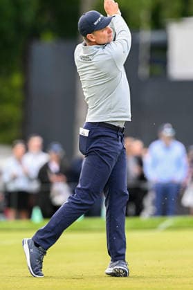 NEWTON SQUARE, PA - MAY 14: Justin Rose of England hits the ball during round one of the 2026 PGA, Golf Herren Championship on May 14th, 2026 at Aronimink Golf Club in Newtown Square, PA.(Photo by Terence Lewis Icon Sportswire) GOLF: MAY 14 PGA PGA Championship EDITORIAL USE ONLY Icon260514083