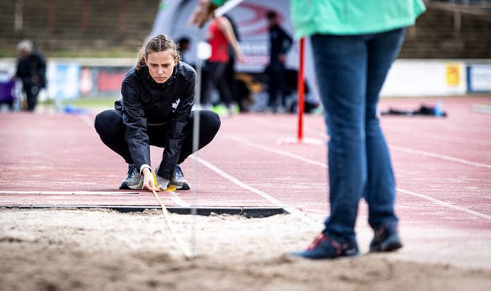 7. Wiesbadener Sprungmeeting - WI JUMP!; Wiesbaden, 14.05.2026 Impression: Eine Kampfrichterin beim Messen eines Versuchs im Weitsprung; 7. Wiesbadener Sprungmeeting - WI JUMP! am 14.05.2026 im Helmut-Schön-Sportpark in Wiesbaden (Hessen). Copyright: xBEAUTIFULxSPORTS R.xSchmittx