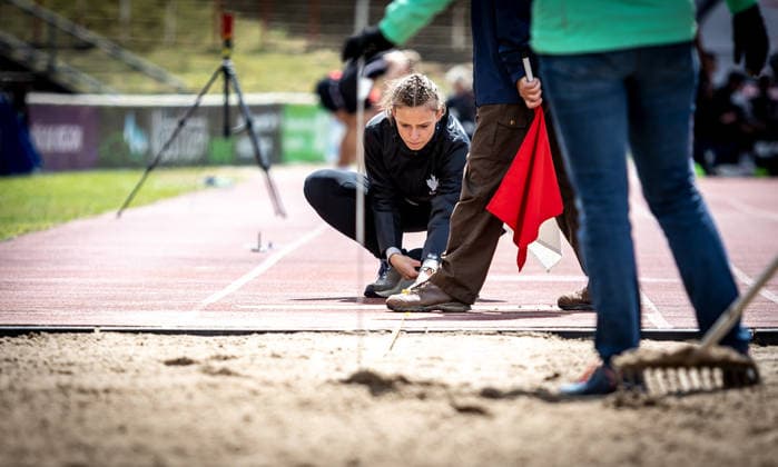 7. Wiesbadener Sprungmeeting - WI JUMP!; Wiesbaden, 14.05.2026 Impression: Eine Kampfrichterin beim Messen eines Versuchs im Weitsprung; 7. Wiesbadener Sprungmeeting - WI JUMP! am 14.05.2026 im Helmut-Schön-Sportpark in Wiesbaden (Hessen). Copyright: xBEAUTIFULxSPORTS R.xSchmittx