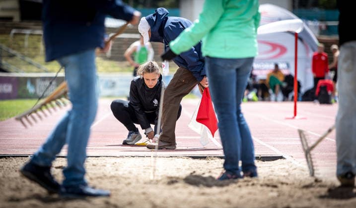 7. Wiesbadener Sprungmeeting - WI JUMP!; Wiesbaden, 14.05.2026 Impression: Eine Kampfrichterin beim Messen eines Versuchs im Weitsprung; 7. Wiesbadener Sprungmeeting - WI JUMP! am 14.05.2026 im Helmut-Schön-Sportpark in Wiesbaden (Hessen). Copyright: xBEAUTIFULxSPORTS R.xSchmittx