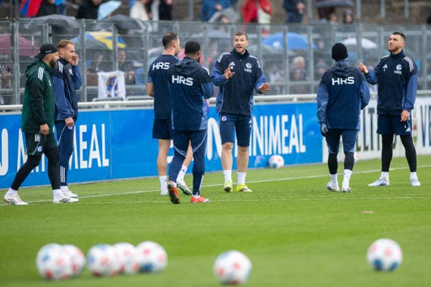 14.05.2026, Fussball, Training des FC Schalke 04. v. l. Trainer Miron Muslic (FC Schalke 04), Timo Becker (FC Schalke 04), Nikola Katic (FC Schalke 04), Moussa Sylla (FC Schalke 04), Edin Dzeko (FC Schalke 04), Hasan Kurucay (FC Schalke 04). Gelsenkirchen Trainingsgelände FC Schalke 04 NRW Deutschland xRHR-FOTO YYx Copyright: RHR-FOTOx RHR-FOTO YY