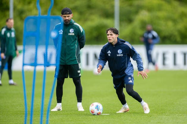 14.05.2026, Fussball, Training des FC Schalke 04. v. l. Trainer Miron Muslic (FC Schalke 04), Soufiane El-Faouzi (FC Schalke 04). Gelsenkirchen Trainingsgelände FC Schalke 04 NRW Deutschland xRHR-FOTO YYx Copyright: RHR-FOTOx RHR-FOTO YY