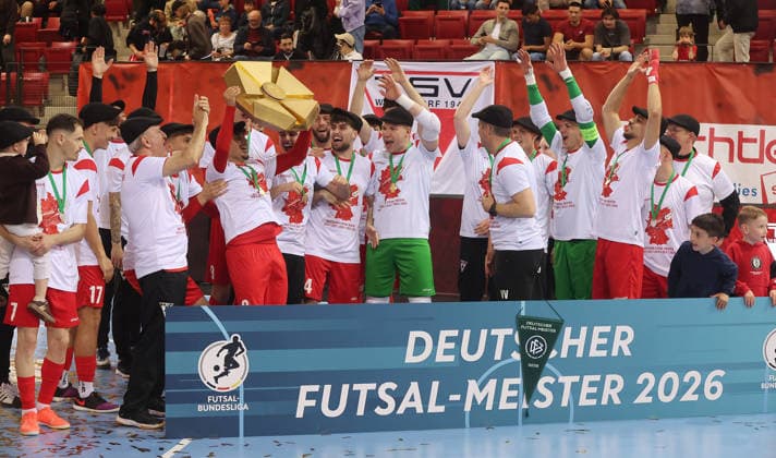 Stuttgart , Futsal Bundesliga Finale Deutsche Meisterschaft Spiel 2 , TSV Weilimdorf vs. HOT 05 Futsal , Jubel Weilimdorf mit der Schale