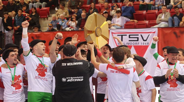 Stuttgart , Futsal Bundesliga Finale Deutsche Meisterschaft Spiel 2 , TSV Weilimdorf vs. HOT 05 Futsal , Jubel Weilimdorf mit der Schale
