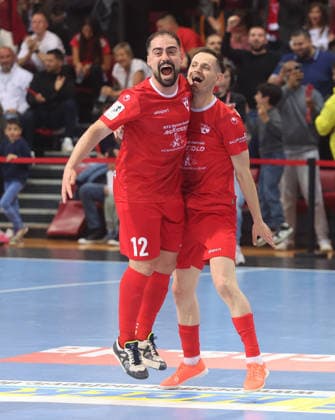 Stuttgart , Futsal Bundesliga Finale Deutsche Meisterschaft Spiel 2 , TSV Weilimdorf vs. HOT 05 Futsal , Jubel Weilimdorf , von links: Kennedy Alves Ribeiro Mergim Dervishaj