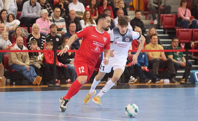 Stuttgart , Futsal Bundesliga Finale Deutsche Meisterschaft Spiel 2 , TSV Weilimdorf vs. HOT 05 Futsal , lvon inks: Kennedy Alves Ribeiro ( Weilimdorf ) Vitalii Zarvanskyi ( HOT )