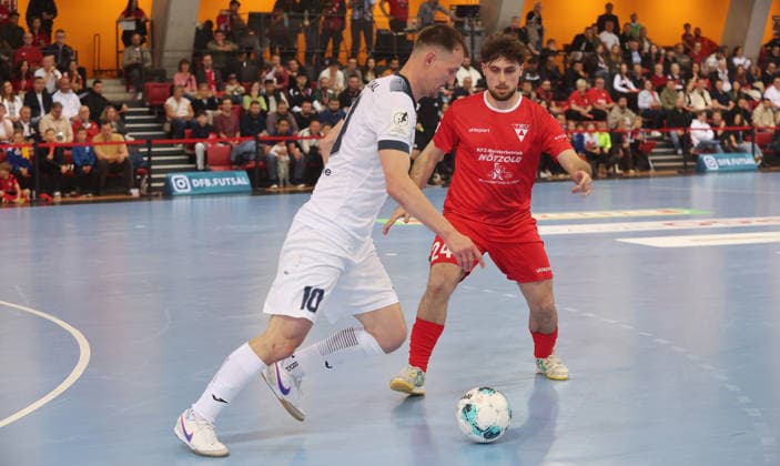 Stuttgart , Futsal Bundesliga Finale Deutsche Meisterschaft Spiel 2 , TSV Weilimdorf vs. HOT 05 Futsal , von links: Dmytro Sorokin ( HOT ) Hajrulla Redzepi ( Weilimdorf )
