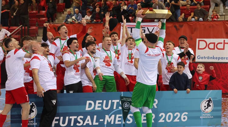 Stuttgart , Futsal Bundesliga Finale Deutsche Meisterschaft Spiel 2 , TSV Weilimdorf vs. HOT 05 Futsal , Jubel Weilimdorf , Philipp Pless mit Schale