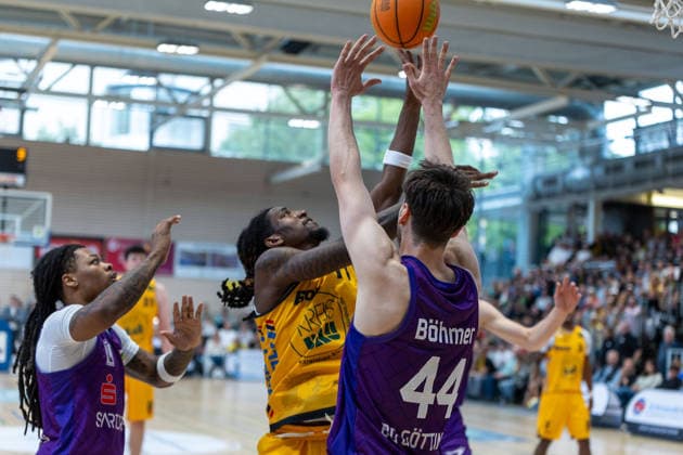 Jordan Sears (BG Goettingen, 03) Tyrel Maurice Morgan (Bozic Estriche Knights Kirchheim, 11) Julius Boehmer. (BG Goettingen, 44) GER, Bozic Estriche Knights Kirchheim vs. BG Goettingen, BARMER 2. Basketball Bundesliga, Playoffs Spiel 4, Saison 2025 2026, 14.05.2026 GER, Bozic Estriche Knights Kirchheim vs. BG Goettingen, BARMER 2. Basketball Bundesliga, Playoffs Spiel 4, Saison 2025 2026, 14.05.2026 Goeppingen Copyright: xEibner-Pressefoto NinaxSanderx EP_NSR