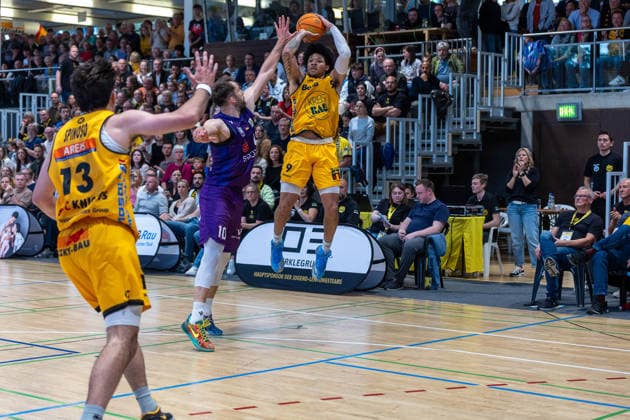 Nicholas Gerard Spinoso (Bozic Estriche Knights Kirchheim, 13) Hendrik Helge Drescher (BG Goettingen, 10) Tylan James Pope (Bozic Estriche Knights Kirchheim, 09) GER, Bozic Estriche Knights Kirchheim vs. BG Goettingen, BARMER 2. Basketball Bundesliga, Playoffs Spiel 4, Saison 2025 2026, 14.05.2026 GER, Bozic Estriche Knights Kirchheim vs. BG Goettingen, BARMER 2. Basketball Bundesliga, Playoffs Spiel 4, Saison 2025 2026, 14.05.2026 Goeppingen Copyright: xEibner-Pressefoto NinaxSanderx EP_NSR