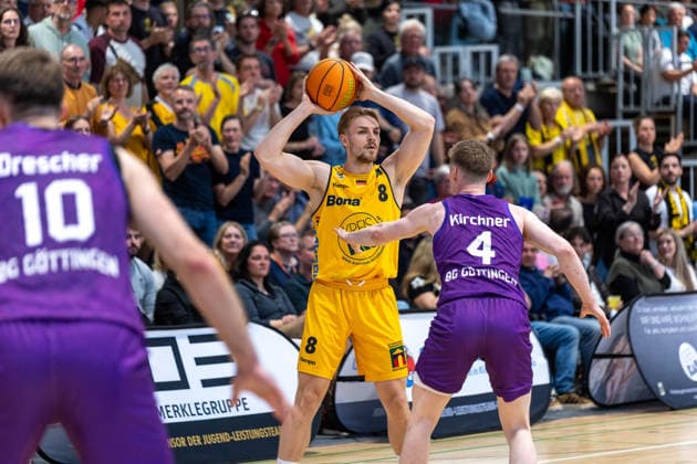 Lucas Mayer (Bozic Estriche Knights Kirchheim, 08) Daniel Kirchner (BG Goettingen, 04) GER, Bozic Estriche Knights Kirchheim vs. BG Goettingen, BARMER 2. Basketball Bundesliga, Playoffs Spiel 4, Saison 2025 2026, 14.05.2026 GER, Bozic Estriche Knights Kirchheim vs. BG Goettingen, BARMER 2. Basketball Bundesliga, Playoffs Spiel 4, Saison 2025 2026, 14.05.2026 Goeppingen Copyright: xEibner-Pressefoto NinaxSanderx EP_NSR