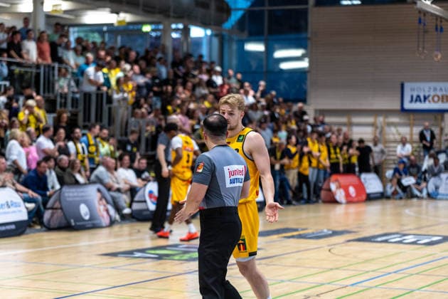 Edris Naim (Referee) Lucas Mayer (Bozic Estriche Knights Kirchheim, 08) GER, Bozic Estriche Knights Kirchheim vs. BG Goettingen, BARMER 2. Basketball Bundesliga, Playoffs Spiel 4, Saison 2025 2026, 14.05.2026 GER, Bozic Estriche Knights Kirchheim vs. BG Goettingen, BARMER 2. Basketball Bundesliga, Playoffs Spiel 4, Saison 2025 2026, 14.05.2026 Goeppingen Copyright: xEibner-Pressefoto NinaxSanderx EP_NSR