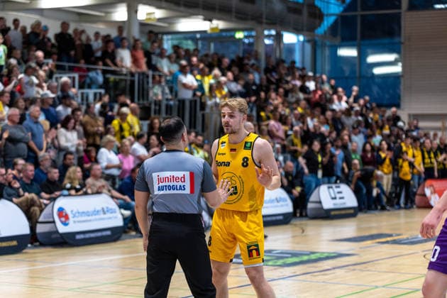 Edris Naim (Referee) Lucas Mayer (Bozic Estriche Knights Kirchheim, 08) GER, Bozic Estriche Knights Kirchheim vs. BG Goettingen, BARMER 2. Basketball Bundesliga, Playoffs Spiel 4, Saison 2025 2026, 14.05.2026 GER, Bozic Estriche Knights Kirchheim vs. BG Goettingen, BARMER 2. Basketball Bundesliga, Playoffs Spiel 4, Saison 2025 2026, 14.05.2026 Goeppingen Copyright: xEibner-Pressefoto NinaxSanderx EP_NSR