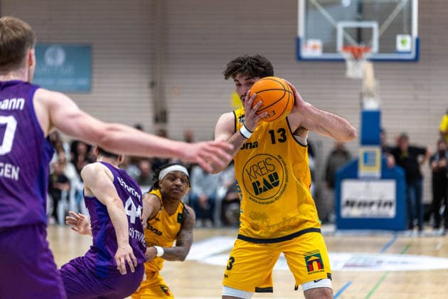 Julius Boehmer. (BG Goettingen, 44) Phillip Montreal Russell (Bozic Estriche Knights Kirchheim, 01) Nicholas Gerard Spinoso (Bozic Estriche Knights Kirchheim, 13) GER, Bozic Estriche Knights Kirchheim vs. BG Goettingen, BARMER 2. Basketball Bundesliga, Playoffs Spiel 4, Saison 2025 2026, 14.05.2026 GER, Bozic Estriche Knights Kirchheim vs. BG Goettingen, BARMER 2. Basketball Bundesliga, Playoffs Spiel 4, Saison 2025 2026, 14.05.2026 Goeppingen Copyright: xEibner-Pressefoto NinaxSanderx EP_NSR