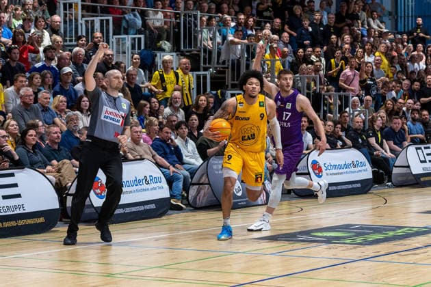 Nicolai Bohn (Referee) Tylan James Pope (Bozic Estriche Knights Kirchheim, 09) Mathis Moenninghoff (BG Goettingen, 17) GER, Bozic Estriche Knights Kirchheim vs. BG Goettingen, BARMER 2. Basketball Bundesliga, Playoffs Spiel 4, Saison 2025 2026, 14.05.2026 GER, Bozic Estriche Knights Kirchheim vs. BG Goettingen, BARMER 2. Basketball Bundesliga, Playoffs Spiel 4, Saison 2025 2026, 14.05.2026 Goeppingen Copyright: xEibner-Pressefoto NinaxSanderx EP_NSR