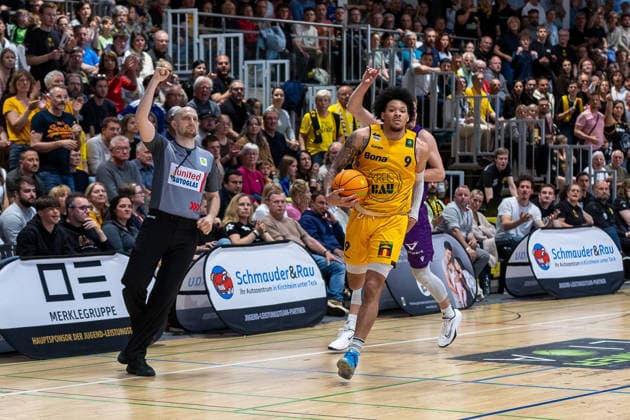 Nicolai Bohn (Referee) Tylan James Pope (Bozic Estriche Knights Kirchheim, 09) Mathis Moenninghoff (BG Goettingen, 17) GER, Bozic Estriche Knights Kirchheim vs. BG Goettingen, BARMER 2. Basketball Bundesliga, Playoffs Spiel 4, Saison 2025 2026, 14.05.2026 GER, Bozic Estriche Knights Kirchheim vs. BG Goettingen, BARMER 2. Basketball Bundesliga, Playoffs Spiel 4, Saison 2025 2026, 14.05.2026 Goeppingen Copyright: xEibner-Pressefoto NinaxSanderx EP_NSR