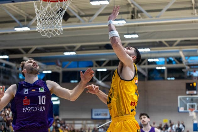 Hendrik Helge Drescher (BG Goettingen, 10) Aeneas Jung (Bozic Estriche Knights Kirchheim, 19) GER, Bozic Estriche Knights Kirchheim vs. BG Goettingen, BARMER 2. Basketball Bundesliga, Playoffs Spiel 4, Saison 2025 2026, 14.05.2026 GER, Bozic Estriche Knights Kirchheim vs. BG Goettingen, BARMER 2. Basketball Bundesliga, Playoffs Spiel 4, Saison 2025 2026, 14.05.2026 Goeppingen Copyright: xEibner-Pressefoto NinaxSanderx EP_NSR