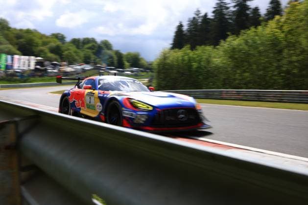 Der Mercedes-AMG GT3 Daniel Juncadella & Jules Gounon & Lucas Auer & Max Verstappen (Mercedes-AMG Team Verstappen Racing) des Mercedes-AMG Team Verstappen Racing durchfährt mit hohem Tempo eine Kurve auf dem Nürburgring. Das Fahrzeug trägt die markante Red-Bull-Livery in Blau, Rot und Gelb mit der deutlich sichtbaren Startnummer 3. Im Hintergrund sind Leitplanken, Gr NFL, American Football Herren, USA chen und Fahrerlager-Infrastruktur zu erkennen. Das Bild wurde mit einer leichten Panning-Technik aufgenommen, die die Dynamik und Geschwindigkeit des Renneinsatzes beim ADAC RAVENOL 24h Nürburgring 2026 eindrucksvoll unterstreicht. Mercedes-AMG GT3 3 von Verstappen Racing auf dem Nürburgring Copyright: xMichaelxGelhardtx