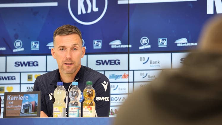 15.05.2026, xrekx, Fussball 2. Bundesliga, Karlsruher SC - Pressekonferenz v.l. Christian Eichner Trainer (Karlsruher SC) (DFL DFB REGULATIONS PROHIBIT ANY USE OF PHOTOGRAPHS as IMAGE SEQUENCES and or QUASI-VIDEO) Karlsruhe