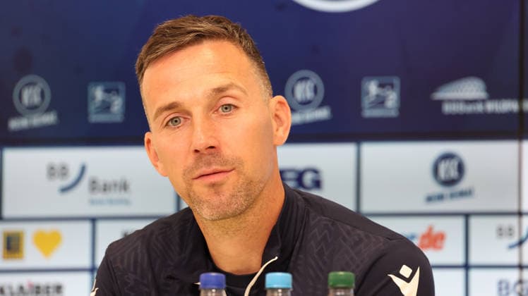 15.05.2026, xrekx, Fussball 2. Bundesliga, Karlsruher SC - Pressekonferenz v.l. Christian Eichner Trainer (Karlsruher SC) (DFL DFB REGULATIONS PROHIBIT ANY USE OF PHOTOGRAPHS as IMAGE SEQUENCES and or QUASI-VIDEO) Karlsruhe