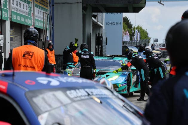 Nürburg, Deutschland 14.-17. Mai 2026: ADAC Ravenol 24h Rennen Nürburgring - 2026 - Freitag Qualifying Boxengasse - Pitlane Im Bild: 7 Franz Konrad - Lamborghini Huracan GT3 EVO2 - (Patricija Stalidzane LAT, Maximilian Paul GER, Christian Engelhart GER, Pavel Lefterov BUL) Nürburgring Rheinland Pfalz Copyright: xFotostandx xFabianxWernerx
