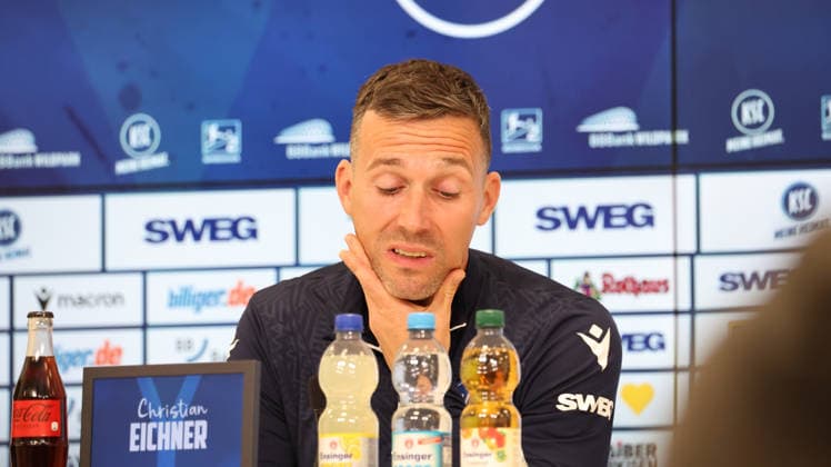 15.05.2026, xrekx, Fussball 2. Bundesliga, Karlsruher SC - Pressekonferenz v.l. Christian Eichner Trainer (Karlsruher SC) (DFL DFB REGULATIONS PROHIBIT ANY USE OF PHOTOGRAPHS as IMAGE SEQUENCES and or QUASI-VIDEO) Karlsruhe