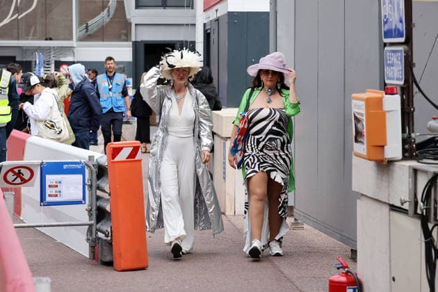 Zwei Frauen in ungewöhnlcihen Outfit laufen neben der Boxegasse entlang, FIA Formel E Weltmeisterschaft Saison 12, Monaco E- Prix, MonteCarlo, MC, 15.05.2026,