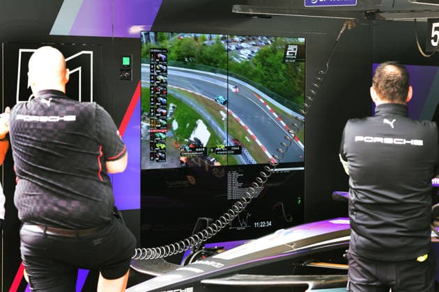 Porsche Teammitglieder schauen das Qualifiyng des 24 Stunden Rennens am Nürburgring auf den Videoscreens in der Porsche Box, FIA Formel E Weltmeisterschaft Saison 12, Monaco E- Prix, MonteCarlo, MC, 15.05.2026,