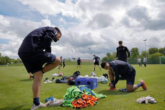 Training CFC 15.05.2026, Chemnitz, Sportforum, Fussball, Regionalliga Nordost 2025 2026, CFC, Training Die Mannschaft des CFC trifft sich zum letzten Training in der Spielsaison 2025 26 ,vor dem Spiel gegen den BFC Dynamo. (li) Roman Eppendorfer, Aaron Mensah schnürt die Schuhe Chemnitz Sachsen BRD