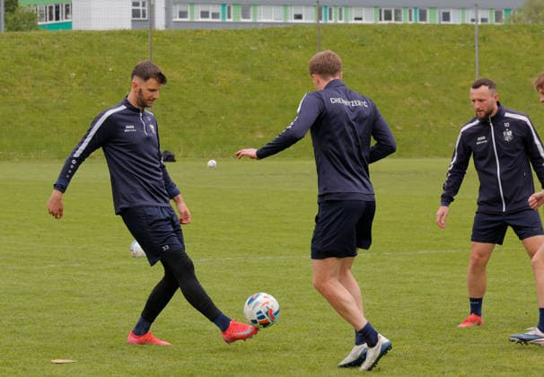 Training CFC 15.05.2026, Chemnitz, Sportforum, Fussball, Regionalliga Nordost 2025 2026, CFC, Training Die Mannschaft des CFC trifft sich zum letzten Training in der Spielsaison 2025 26 ,vor dem Spiel gegen den BFC Dynamo. Dejan Bozic am Ball (rechts) Artur Mergel Chemnitz Sachsen BRD