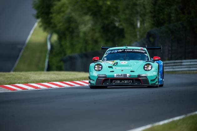 Der Porsche 911 GT3 R (992) Evo26 mit der Startnummer 44 vom Team Falken Motorsports mit den Fahrern Klaus Bachler, Tim Heinemann, Sven Müller und Morris Schuring fährt während des Top Qualifying auf der Nordschleife des Nürburgrings. Nürburg Rheinland-Pfalz Deutschland