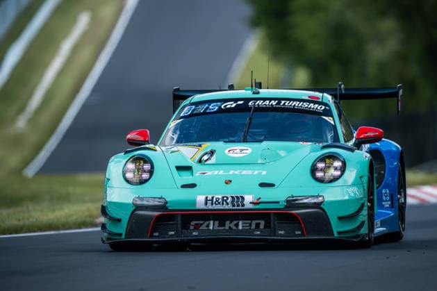 Der Porsche 911 GT3 R (992) Evo26 mit der Startnummer 44 vom Team Falken Motorsports mit den Fahrern Klaus Bachler, Tim Heinemann, Sven Müller und Morris Schuring fährt während des Top Qualifying auf der Nordschleife des Nürburgrings. Nürburg Rheinland-Pfalz Deutschland